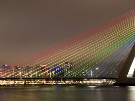 Rotterdam leeft mee na aanslag in Oslo, Erasmusbrug licht op in regenboogkleuren