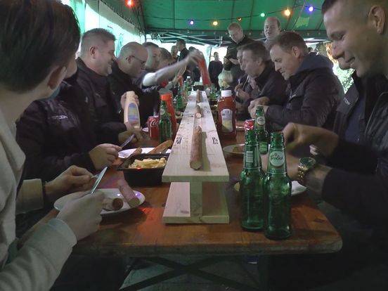 Aanvallen! Deze scoutingclub bakt frikandellen van 7.5 meter lang