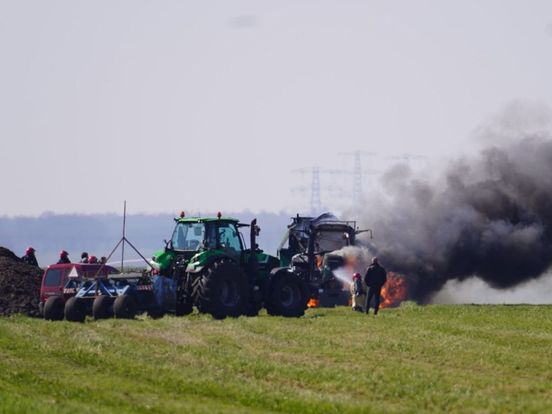 Plantage manager atoom Trekker vliegt in brand op akker - RTV Drenthe