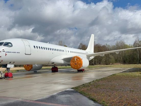 Russisch vliegtuig op Twente Airport, toestel blijft aan de grond