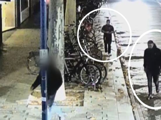 Jonge mannen in elkaar geslagen tijdens stappen in Hengelo, politie deelt beelden daders