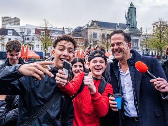 Haagse nieuwsfoto van de maand: een selfie met Mark Rutte