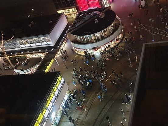 Weer aanhoudingen op Lijnbaan Rotterdam na eerdere plunderingsdreiging -  Rijnmond