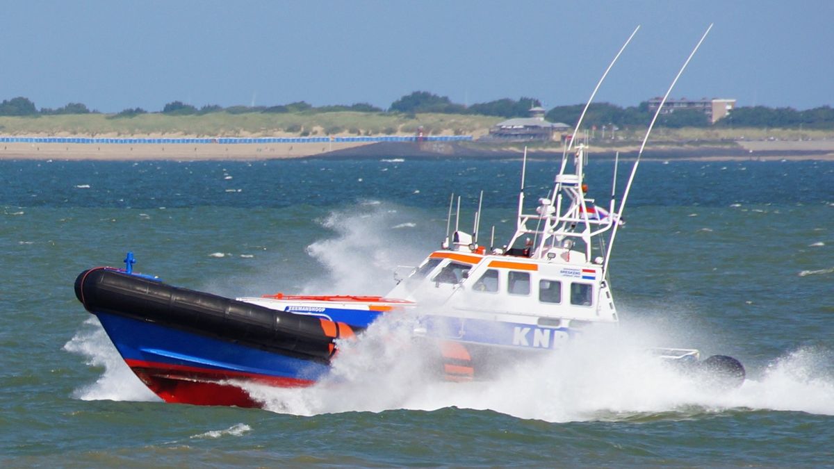 Surfer in problemen door aflandige wind, KNRM Breskens brengt redding
