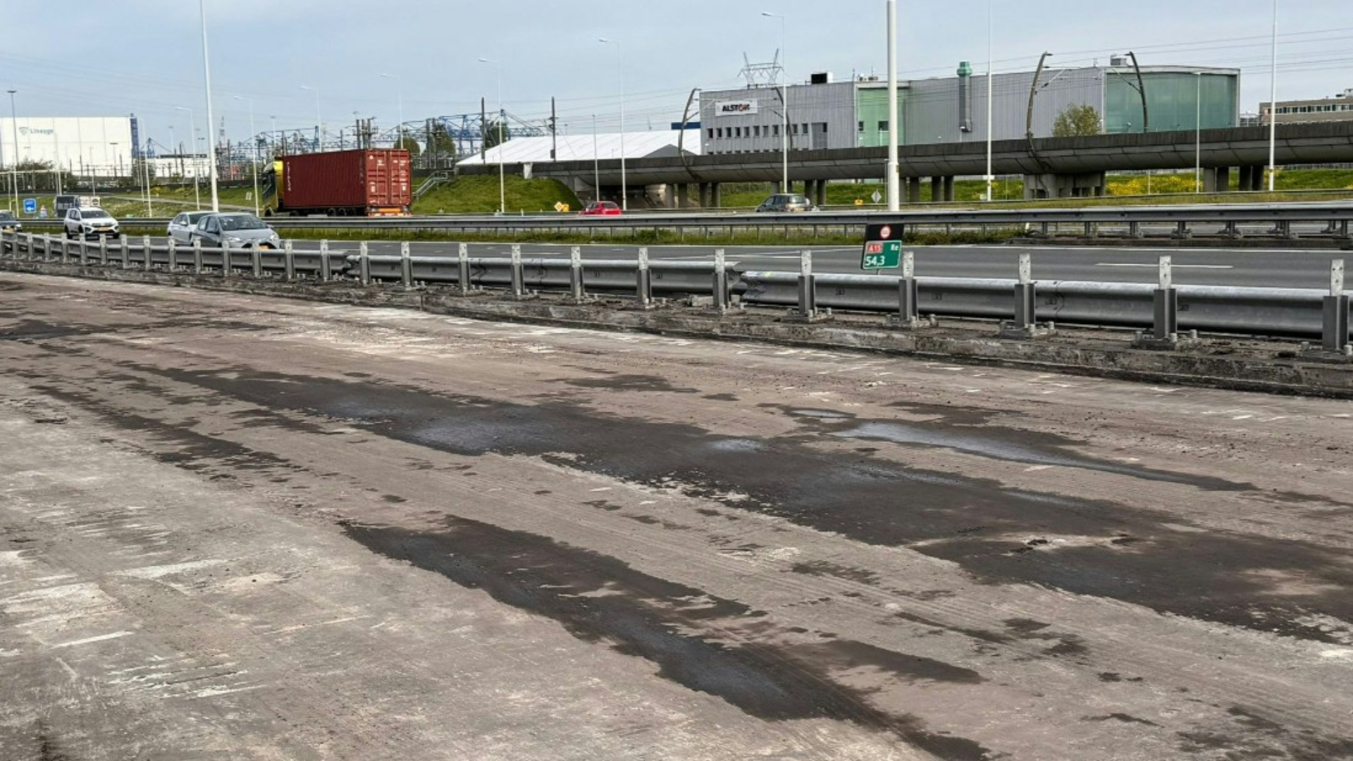 Eerdere werkzaamheden aan de parallelbaan van de A15 bij Rhoon/Charlois.