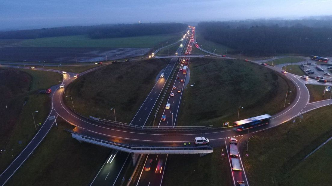 De protesterende boeren en bouwers gaan over de N33 richting Duitsland