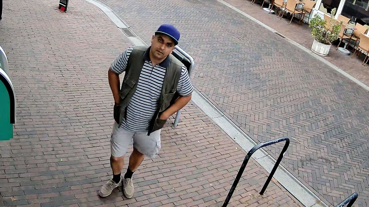 Man gooit geld op de grond en leidt 77-jarige af met geraffineerde dieventruc