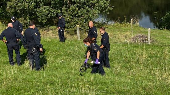 Nieuwe vondsten bij Overasselt: politie neemt meerdere spullen mee