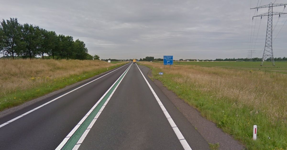 Auto over de kop in Oude-Tonge