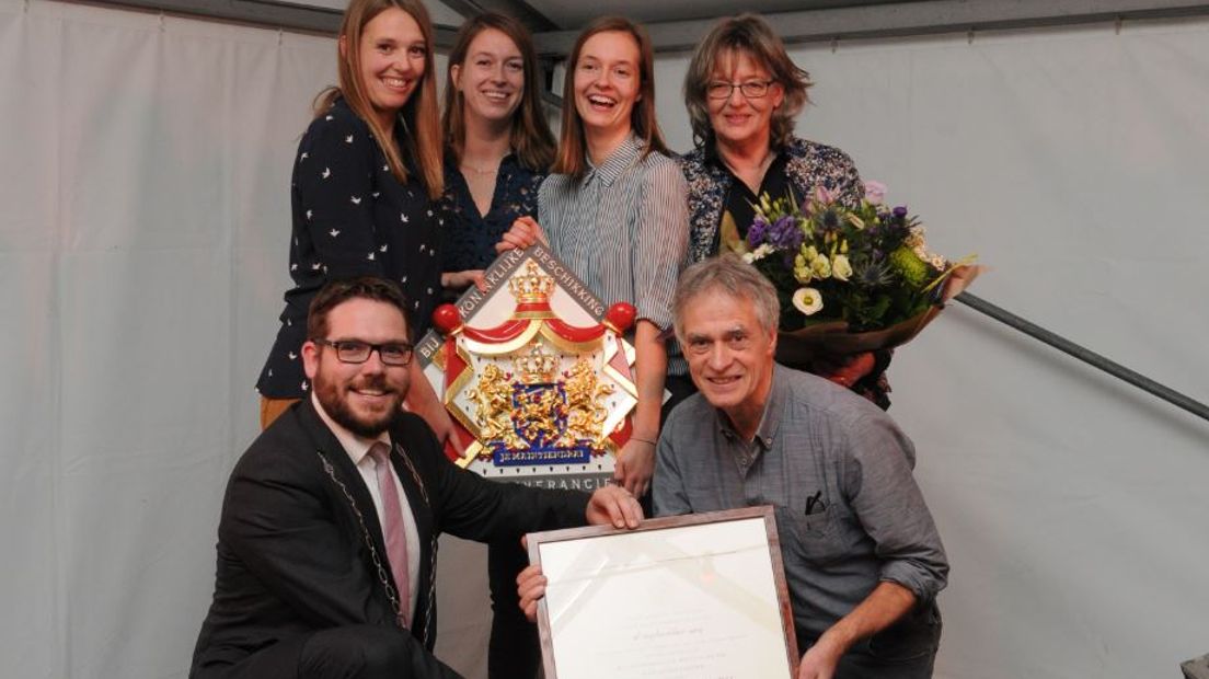 Boven: Julia, Anna, Sara en Marianne ten Broeke. Onder: burgemeester Van 't Erve en Dick ten Broeke.