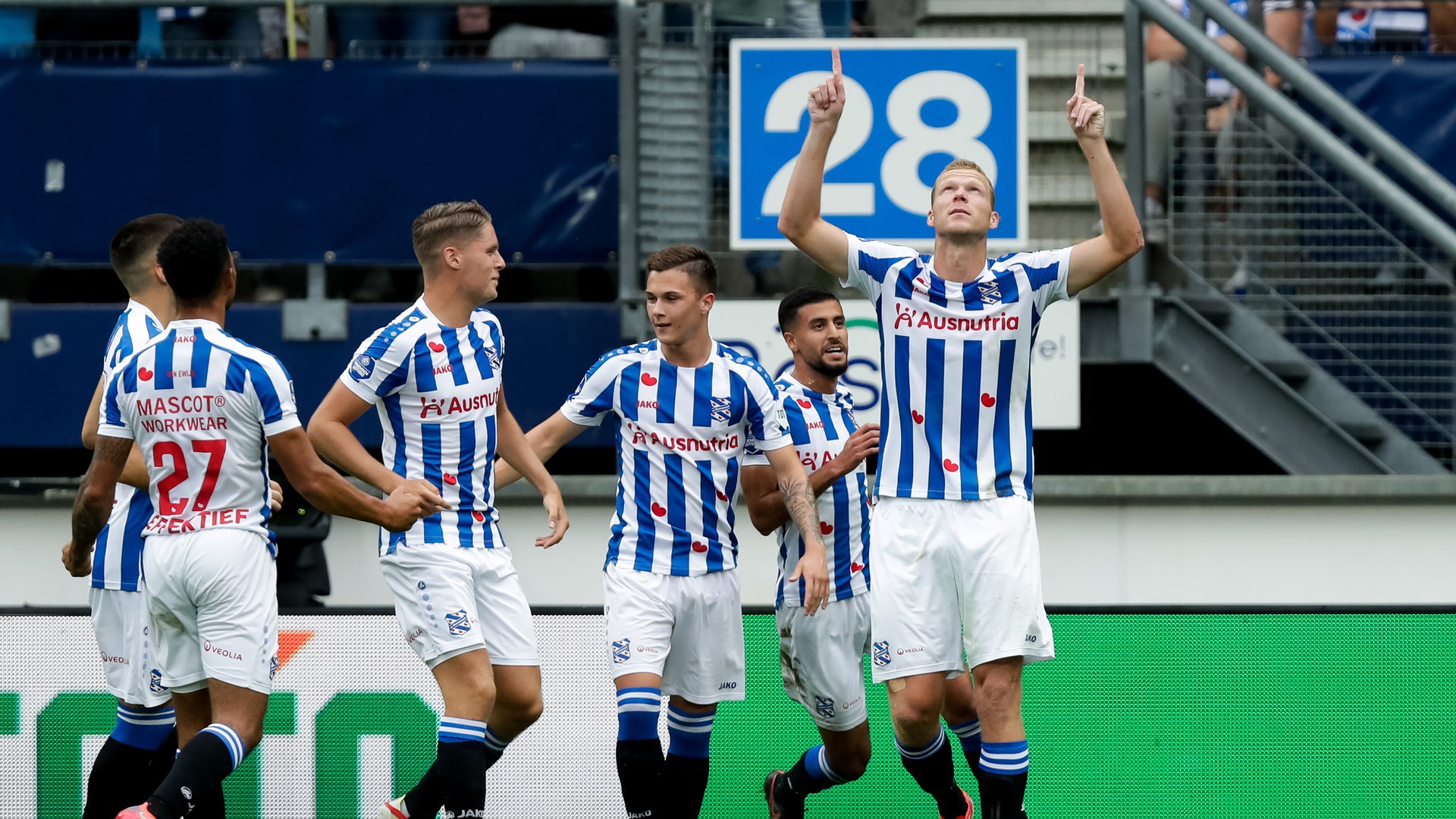 Henk Veerman is blij met de 1-0