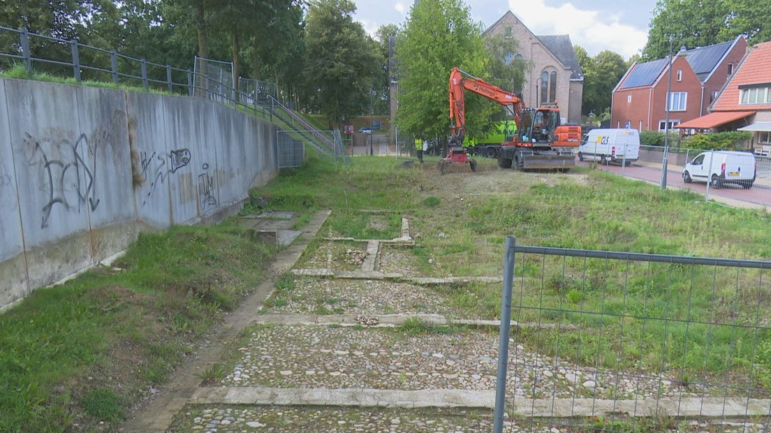 Het terrein waar de middeleeuwse bestrating is gevonden