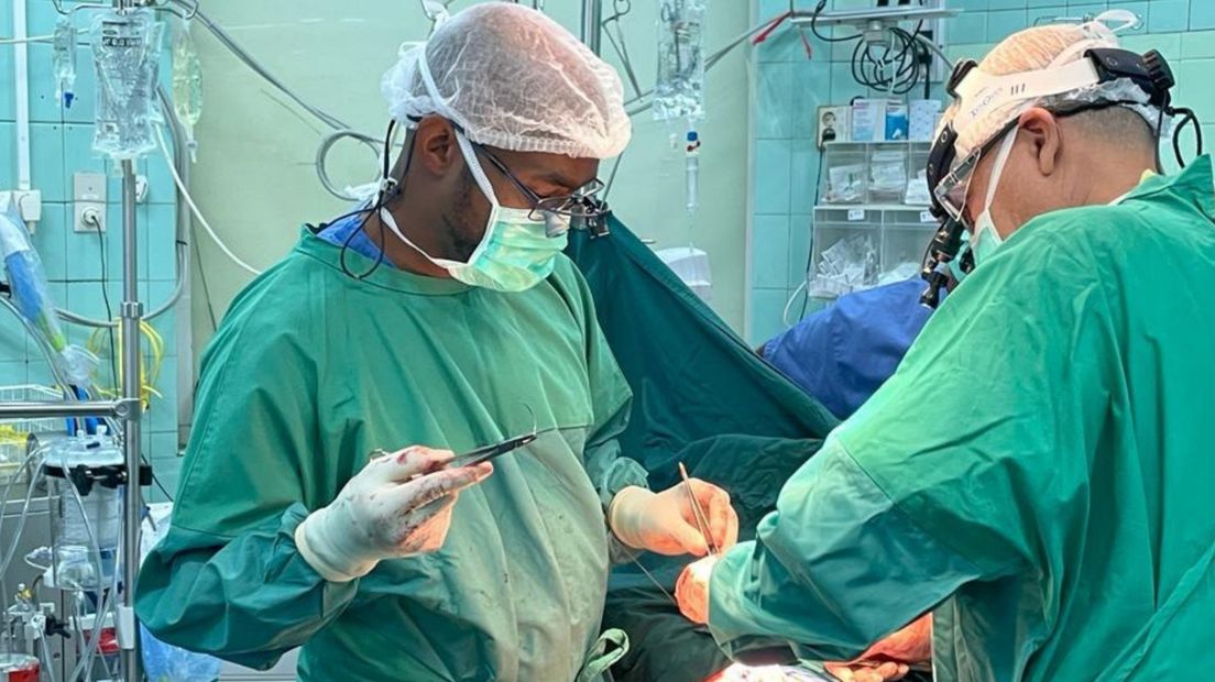 Kinderhartchirurg Ryan Accord (links) tijdens een operatie in Suriname, met de enige hartchirurg van het land