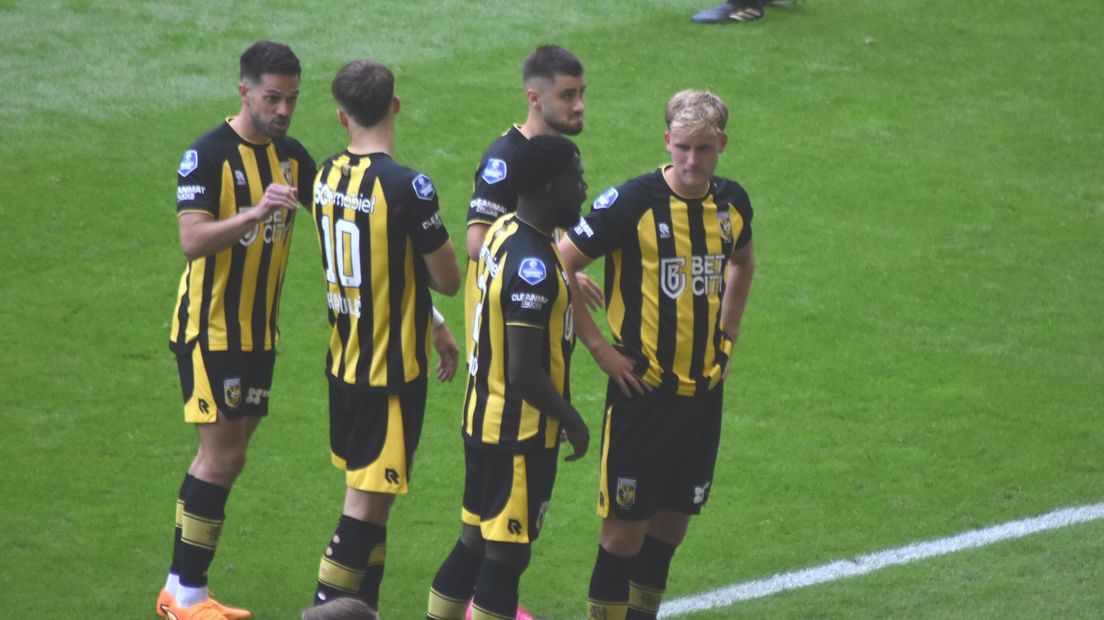 Vitesse heeft het zwaar tegen AZ