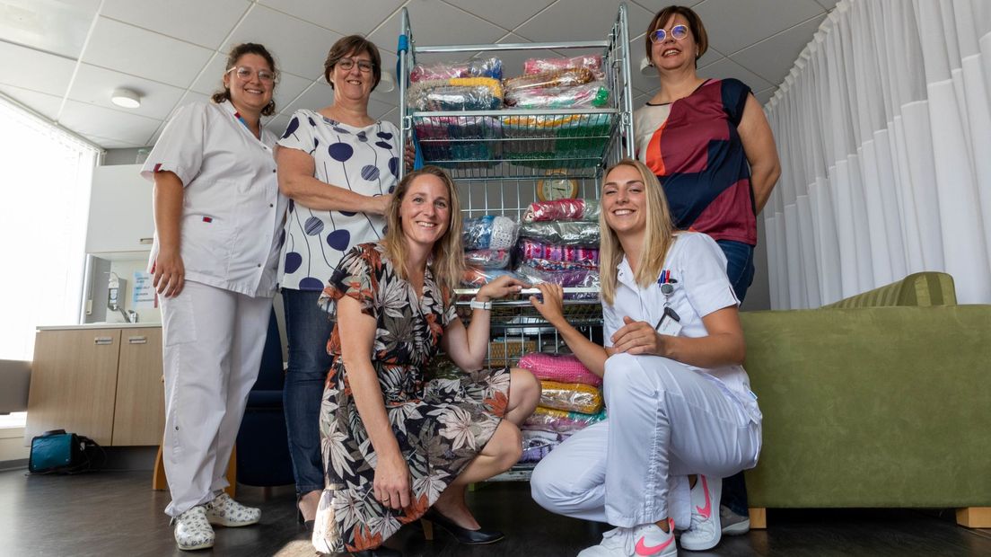 Overhandiging troostdekens ziekenhuis Zorgsaam in Terneuzen