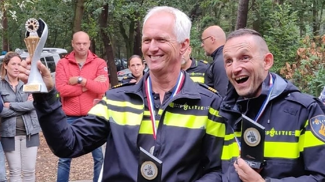 Geleiders René Loos en Erik Dorst vielen met hun honden Storm en Zorro in de prijzen