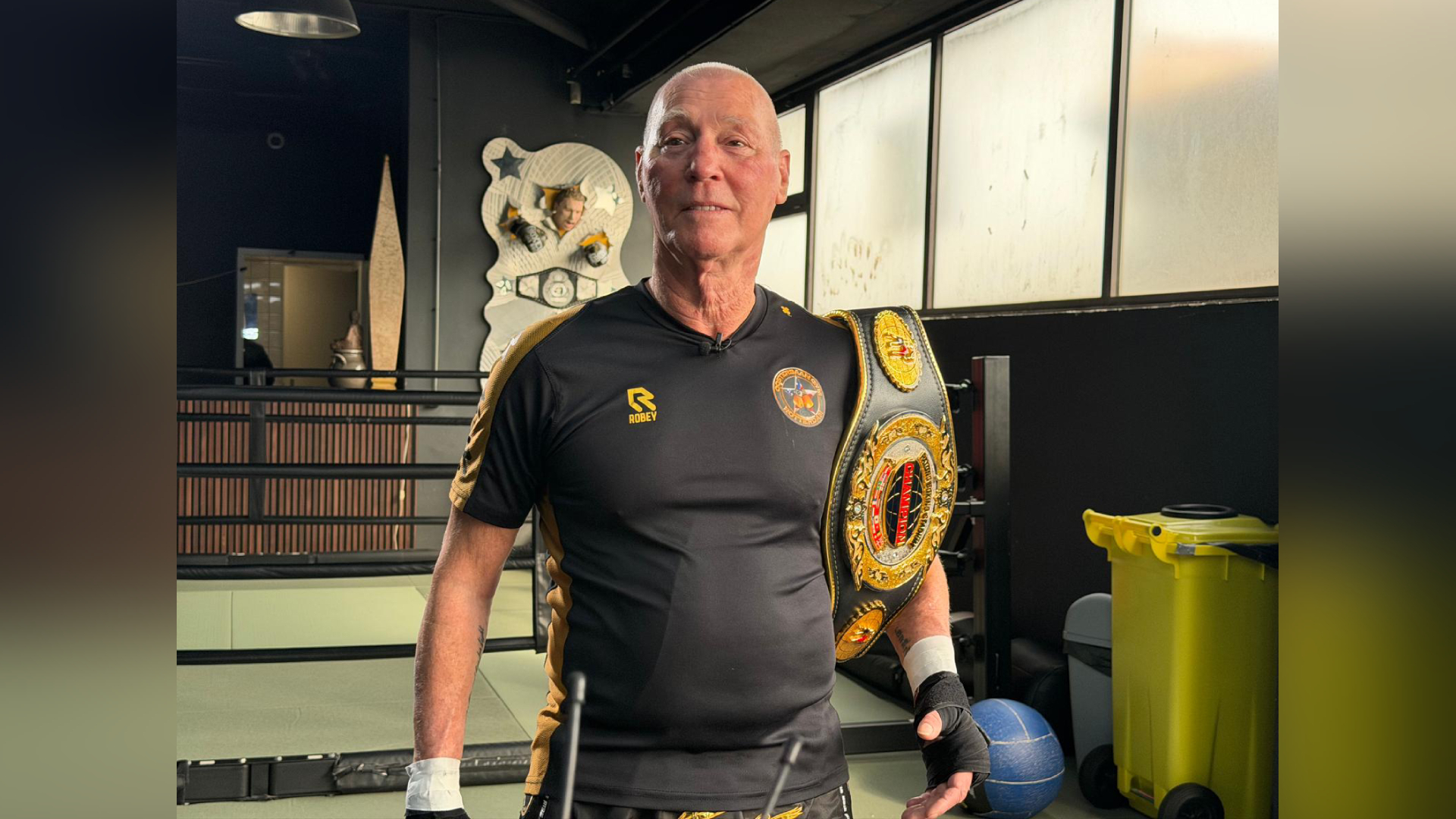 "Die belt neem ik mee in mijn houten pyjama" - Siebe Visser (70).