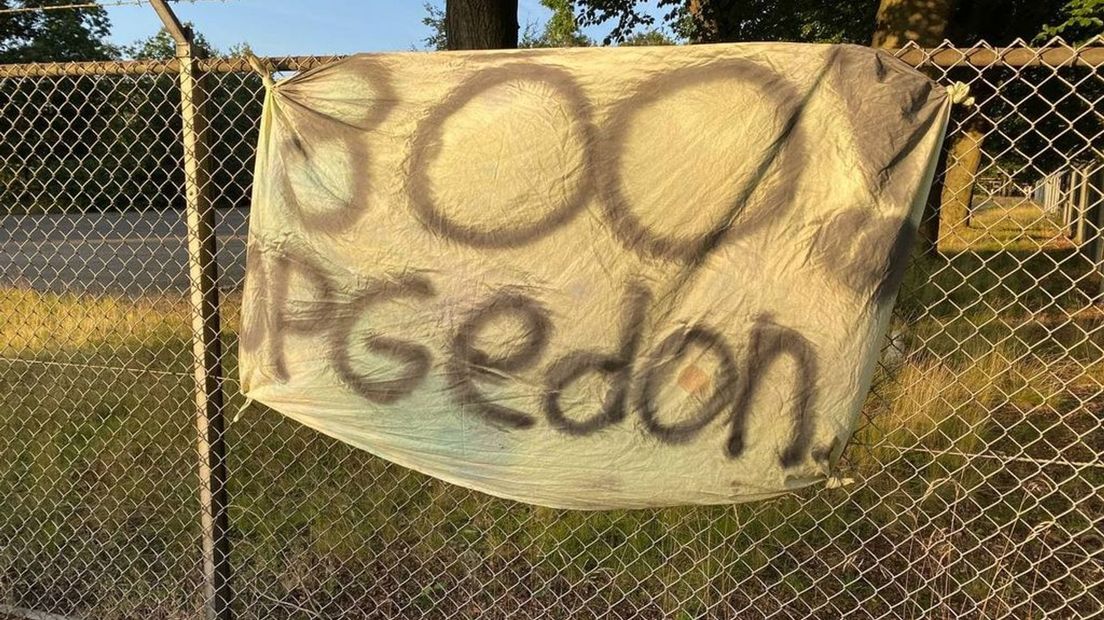 Een spandoek dat is opgehangen bij de legerplaats.