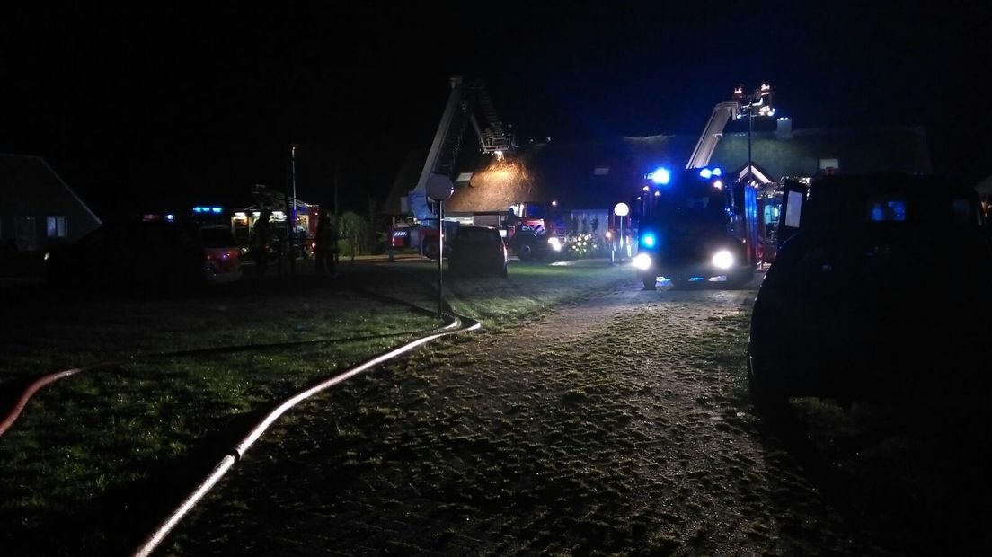 Aan de Sekmaatsteeg in Laren is in de nacht van zondag op maandag een woning in de brand gevlogen doordat de bliksem in de rieten kap sloeg.