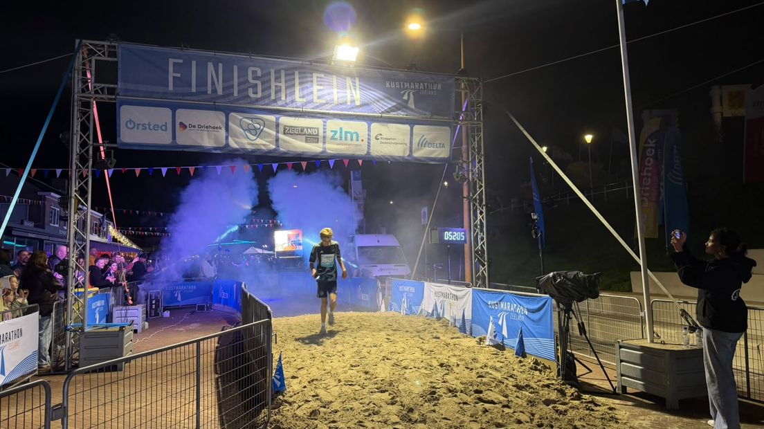 De eerste deelnemer finisht bij Light Kustrun