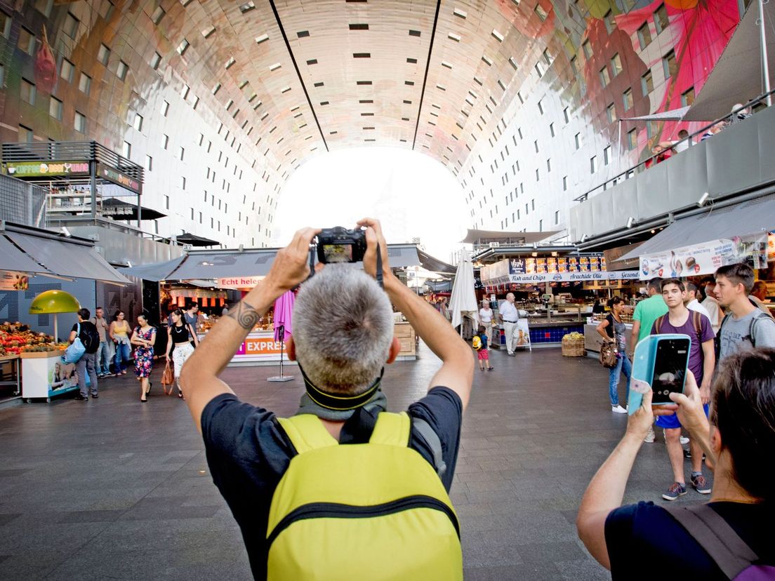 Toeristen fotograferen de Rotterdamse Markthal