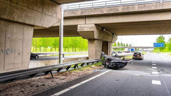 Auto valt van A50 op A15 • gewonde bij steekincident