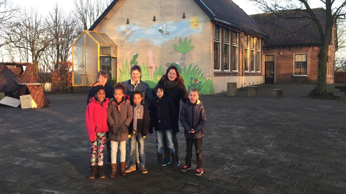 Kleinste basisschool van Nederland blijft toch nog jaartje open en wordt nòg kleiner