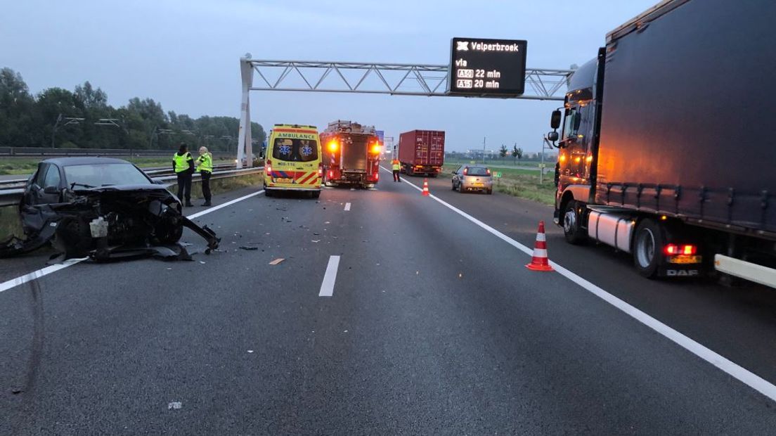Door een botsing tussen een auto en een vrachtwagen op de A15 bij Andelst kon het verkeer lange tijd alleen over de vluchtstrook.
