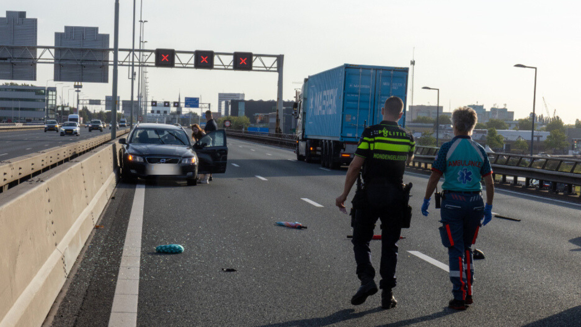 Snelweg tijdelijk afgesloten na aanrijding tussen auto en vrachtwagen.
