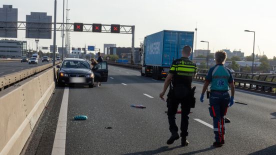 Snelweg tijdelijk afgesloten na aanrijding tussen auto en vrachtwagen. Snelweg tijdelijk afgesloten na aanrijding tussen auto en vrachtwagen.