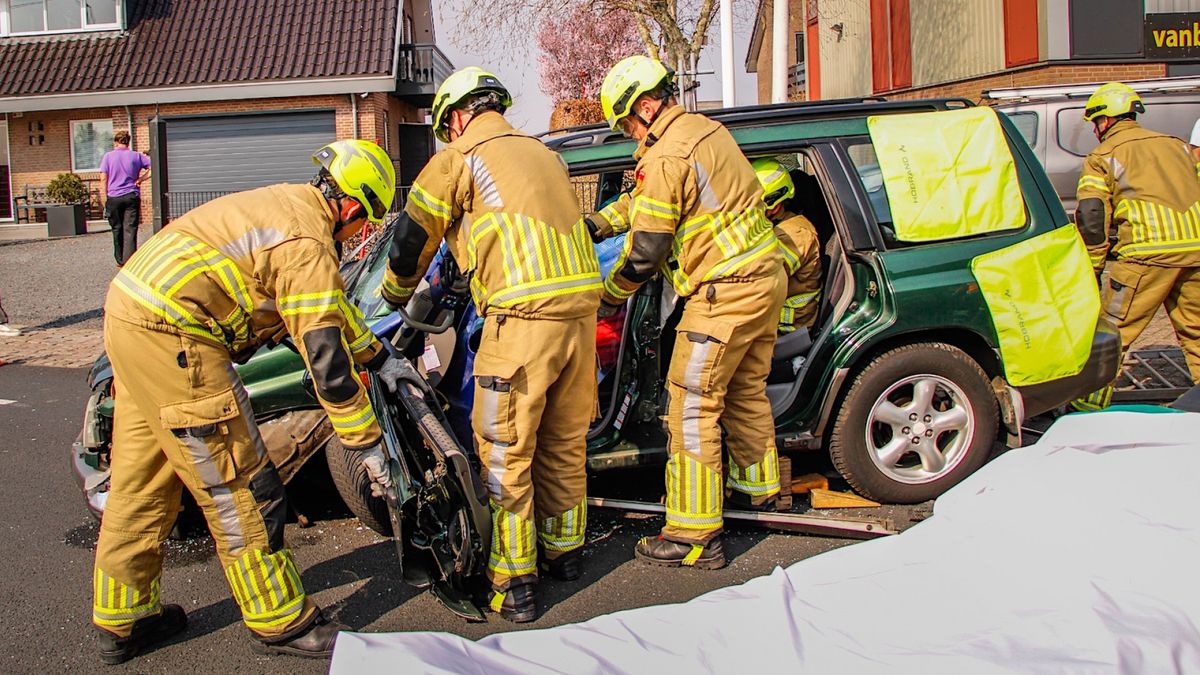 Twee auto's frontaal op elkaar: bestuurder door brandweer uit auto bevrijd