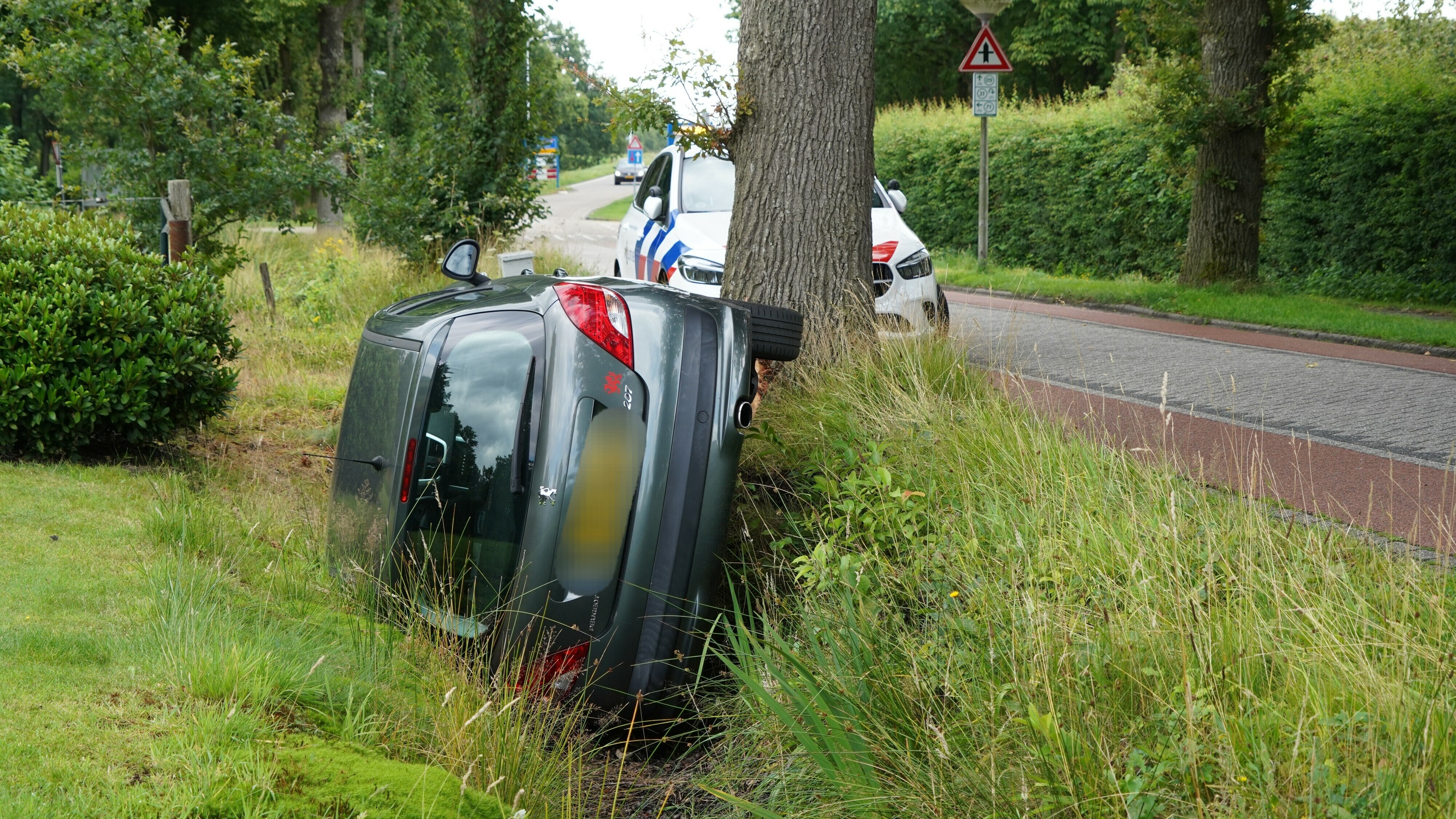 Auto belandt in greppel in Fluitenberg, één persoon gewond