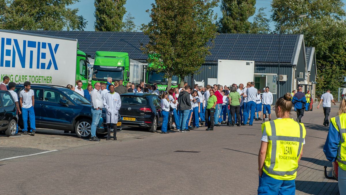 Brand bij wasserij in Bolsward door droger | Groenafval in brand in Oranjewoud