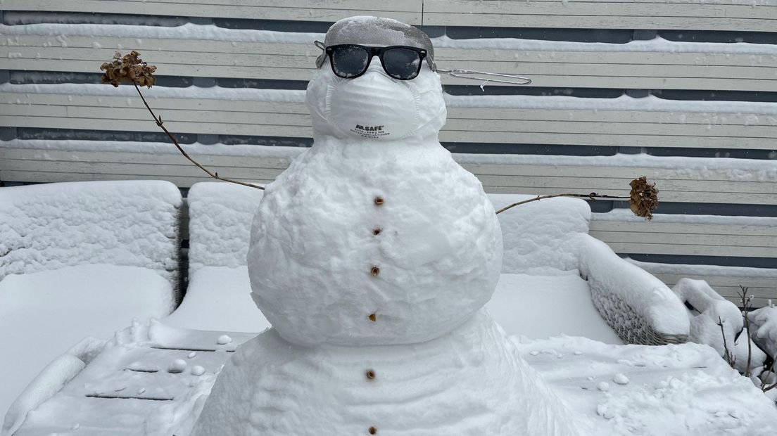 De coronaproof sneeuwpop van Charlotte Willighagen