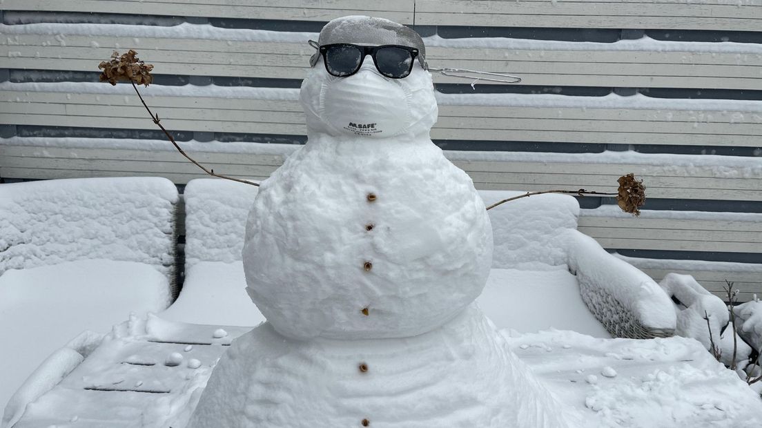 De coronaproof sneeuwpop van Charlotte Willighagen