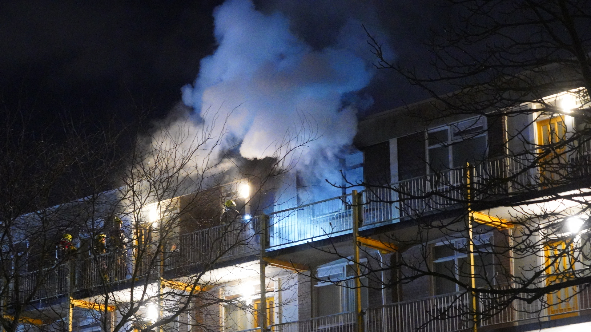 Bij de brand kwam veel rook vrij.