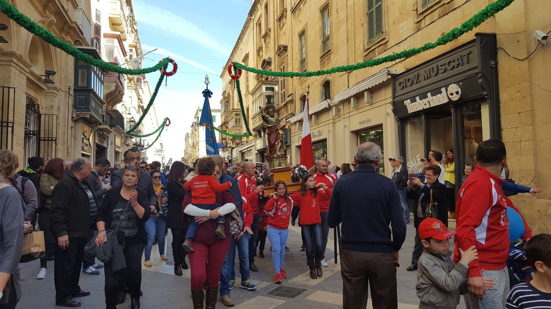 In prosesje yn Valletta mei bern as opwaarmer foar de festa fan St. Paul