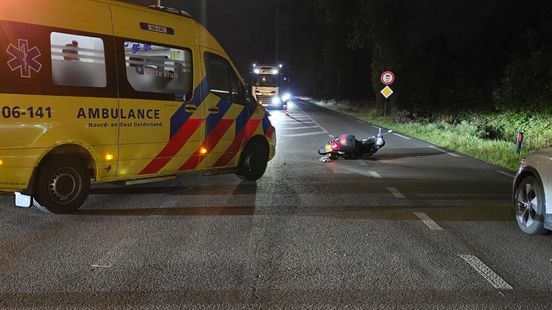Scooterrijder gewond na aanrijding. Scooterrijder gewond na aanrijding.