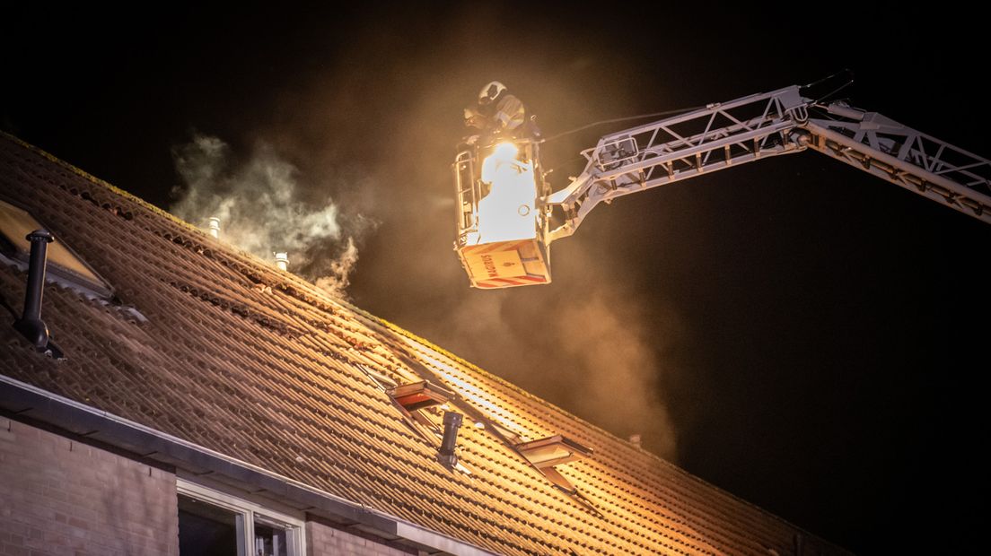 De brand bleef uiteindelijk beperkt tot de zolder.