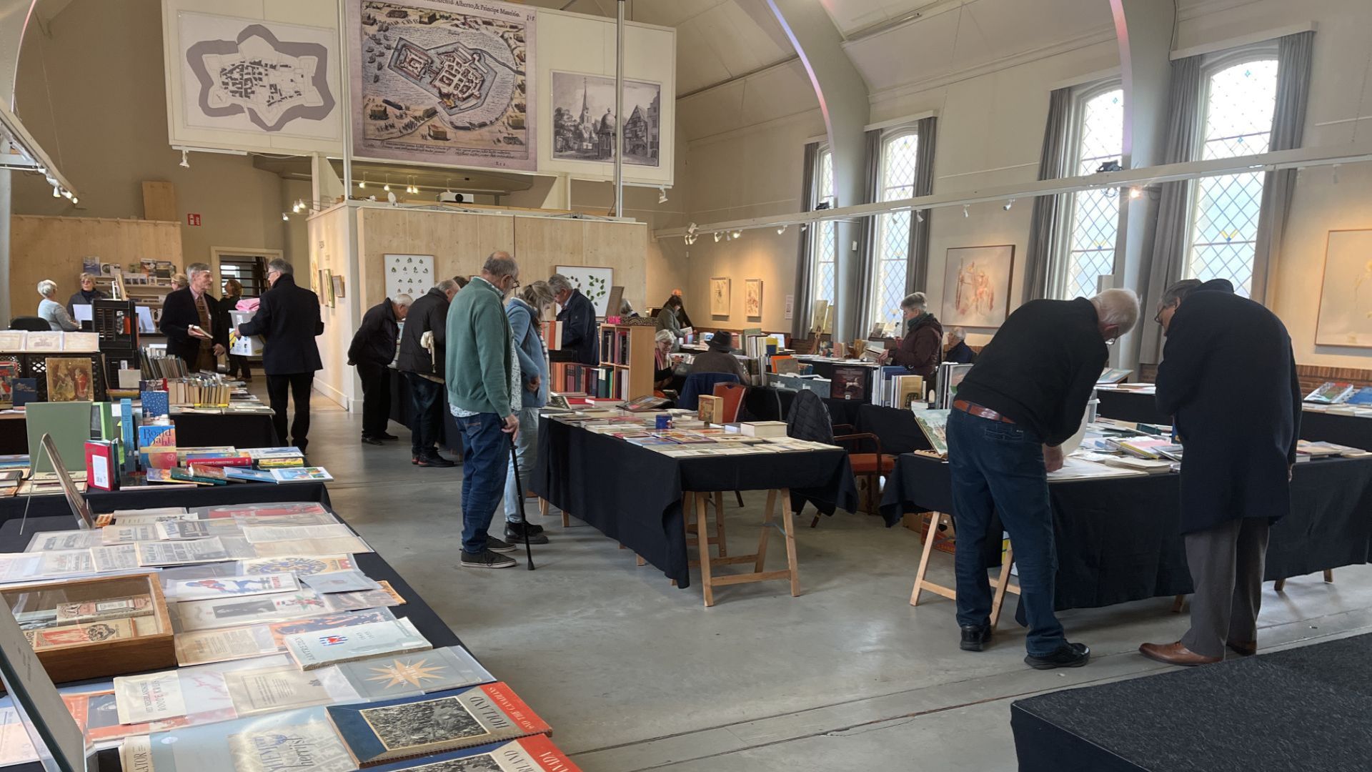 Internationale Boekenbeurs in de Koppelkerk trekt boekliefhebbers uit Nederland en Duitsland.