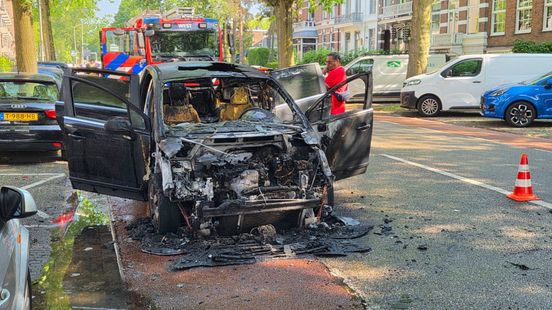 Ineens rook uit de motorkap: rijdende auto vliegt in brand