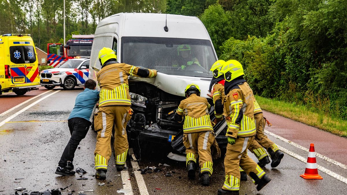 Pakketbus botst op auto