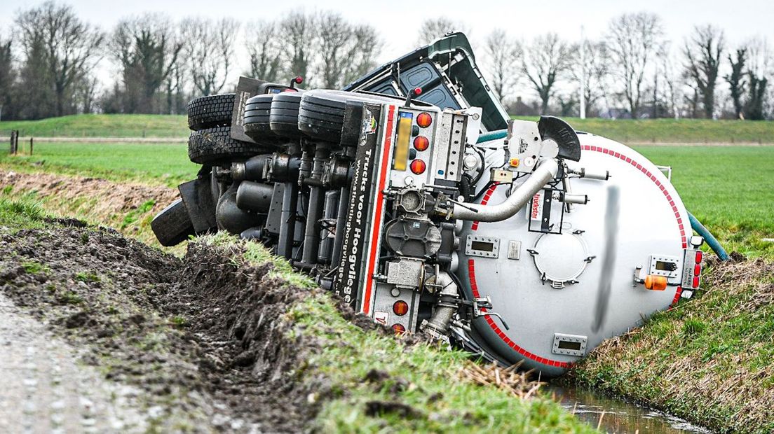 De geschaarde vrachtwagen bij Garnwerd.