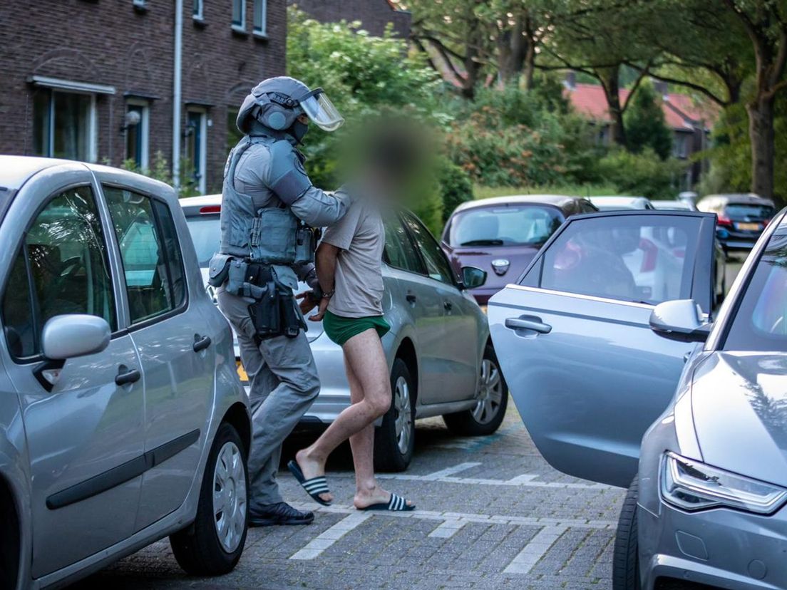 Bij de inval is één persoon aangehouden