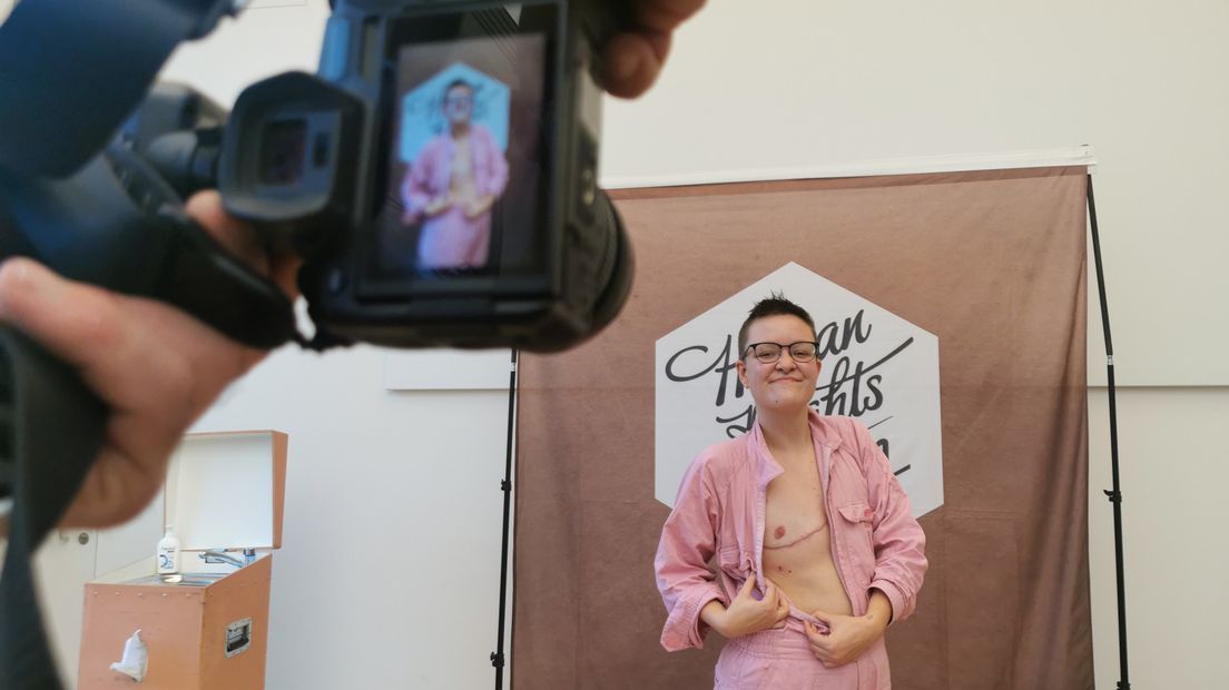 Caro de Feijter met de tatoeage