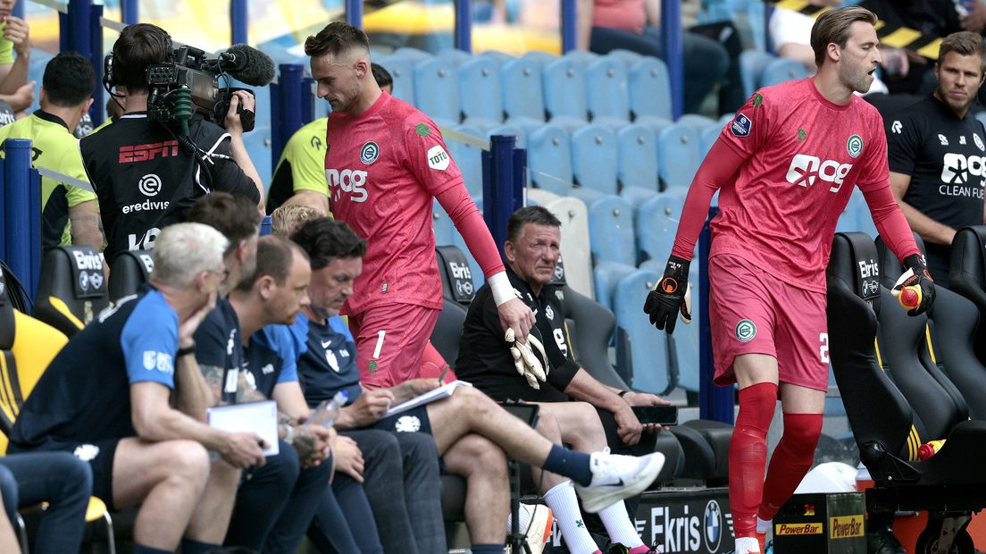 Jan de Boer komt in het veld nadat Peter Leeuwenburgh de rode kaart heeft gezien