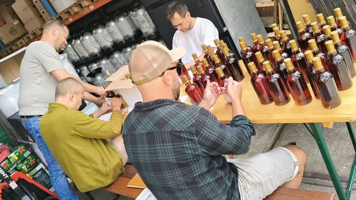 Acht jeugdvrienden brengen 28 jaar oude whisky uit: 'We hadden stinkende mazzel'