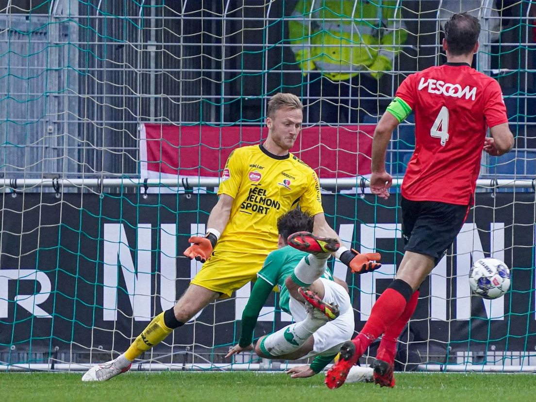 Stijn Meijer mist namens FC Dordrecht een grote kans tegen Helmond Sport