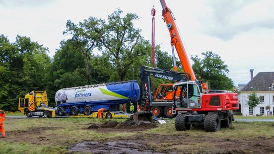 Vrachtwagen weggetakeld na dodelijk ongeval op N346. Vrachtwagen weggetakeld na dodelijk ongeval op N346.