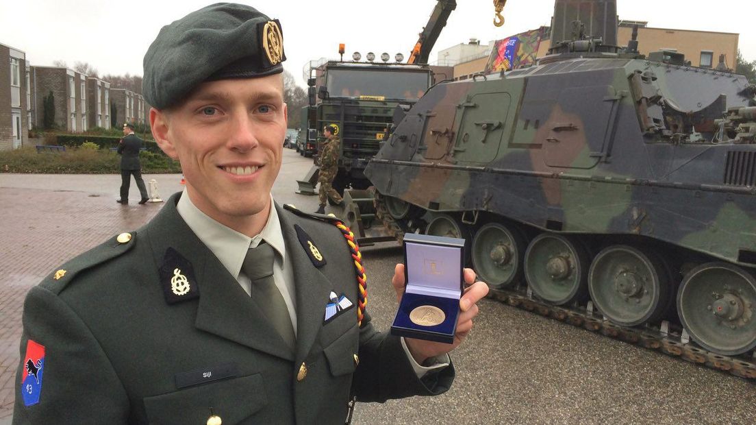 Luitenant Ewout Sijl met de onderscheiding (Rechten: RTV Drenthe/Jeroen Kelderman)